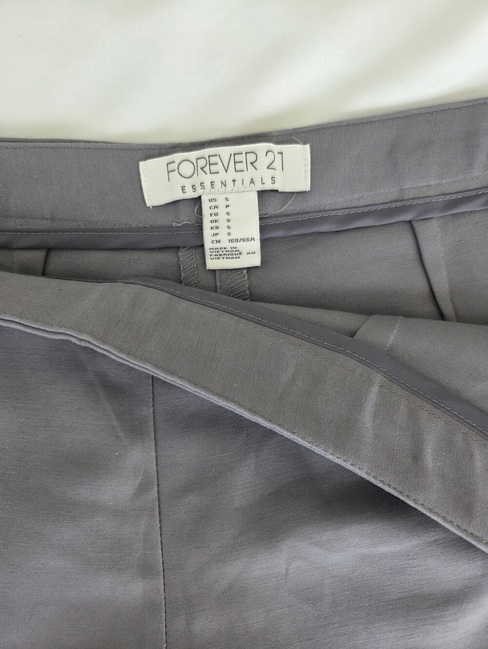 Forever 21 Essentials Women's Light Gray Chino shorts sz 2